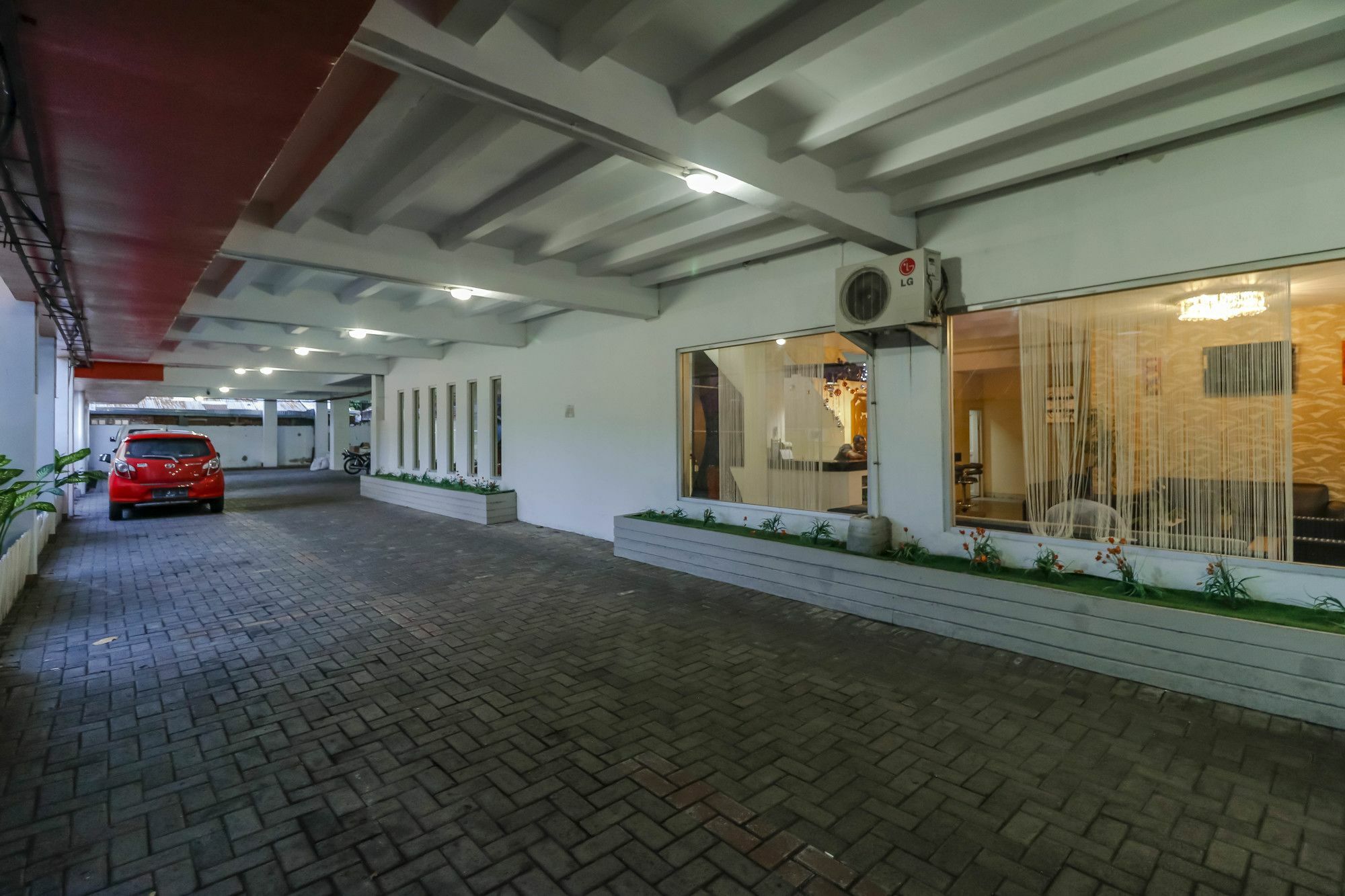Готель Reddoorz Near Manado Town Square Екстер'єр фото